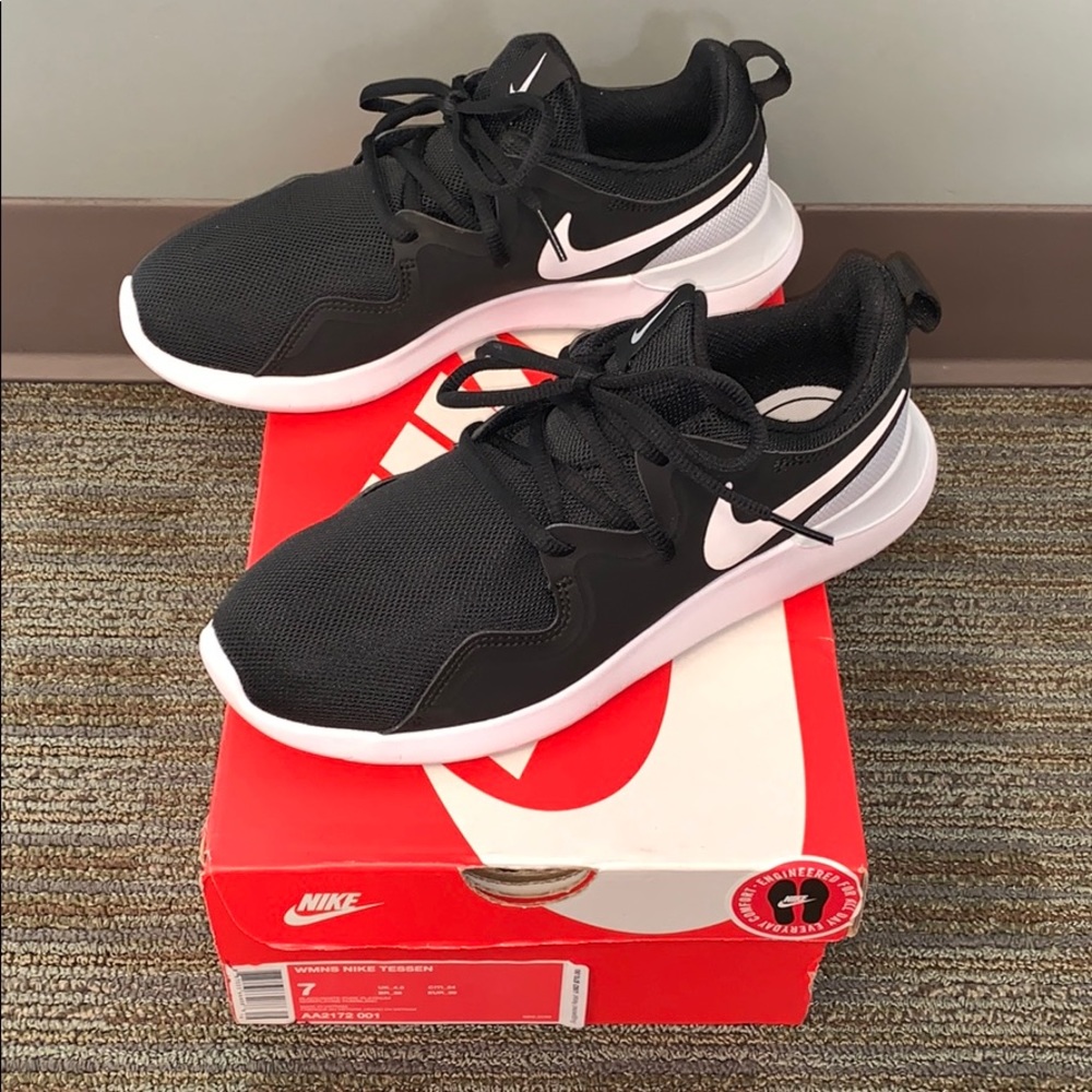 Nike Tessen
